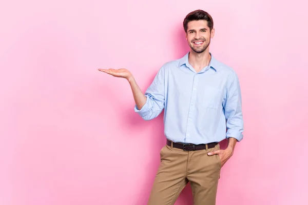 Photo Joyful Cheerful Man Arm Demonstrate Empty Space Cool Proposition — Stock Photo, Image