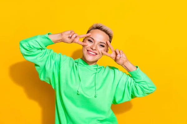 Photo Young Pretty Attractive Overjoyed Positive Girl Wear Green Hoodie — Stockfoto