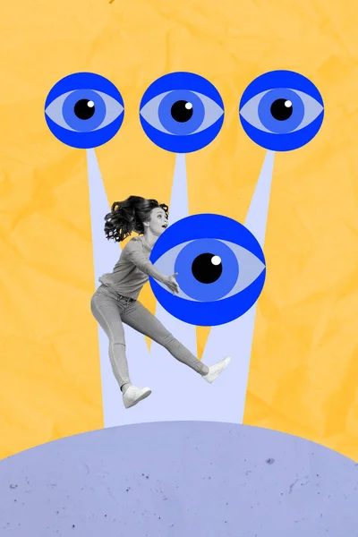 縦のコラージュ画像の喜びの黒の白の色の女の子飛行腕キャッチ巨大な眼球が描かれた背景に孤立 — ストック写真