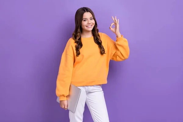 Photo Cool Charming Girl Dressed Orange Sweatshirt Showing Okey Holding — Fotografia de Stock
