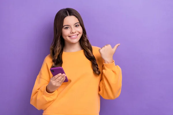 新規性を提示魅力的なかわいい女性ブロガーのユーザーの写真は 紫の色の背景に隔離されたモダンなデバイスショップをお勧めします — ストック写真