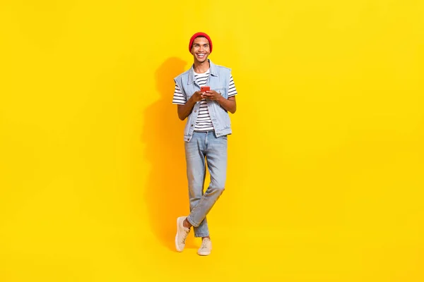 Full Length Photo Cheerful Positive Man Wear Jeans Outfit Communicating — Foto de Stock