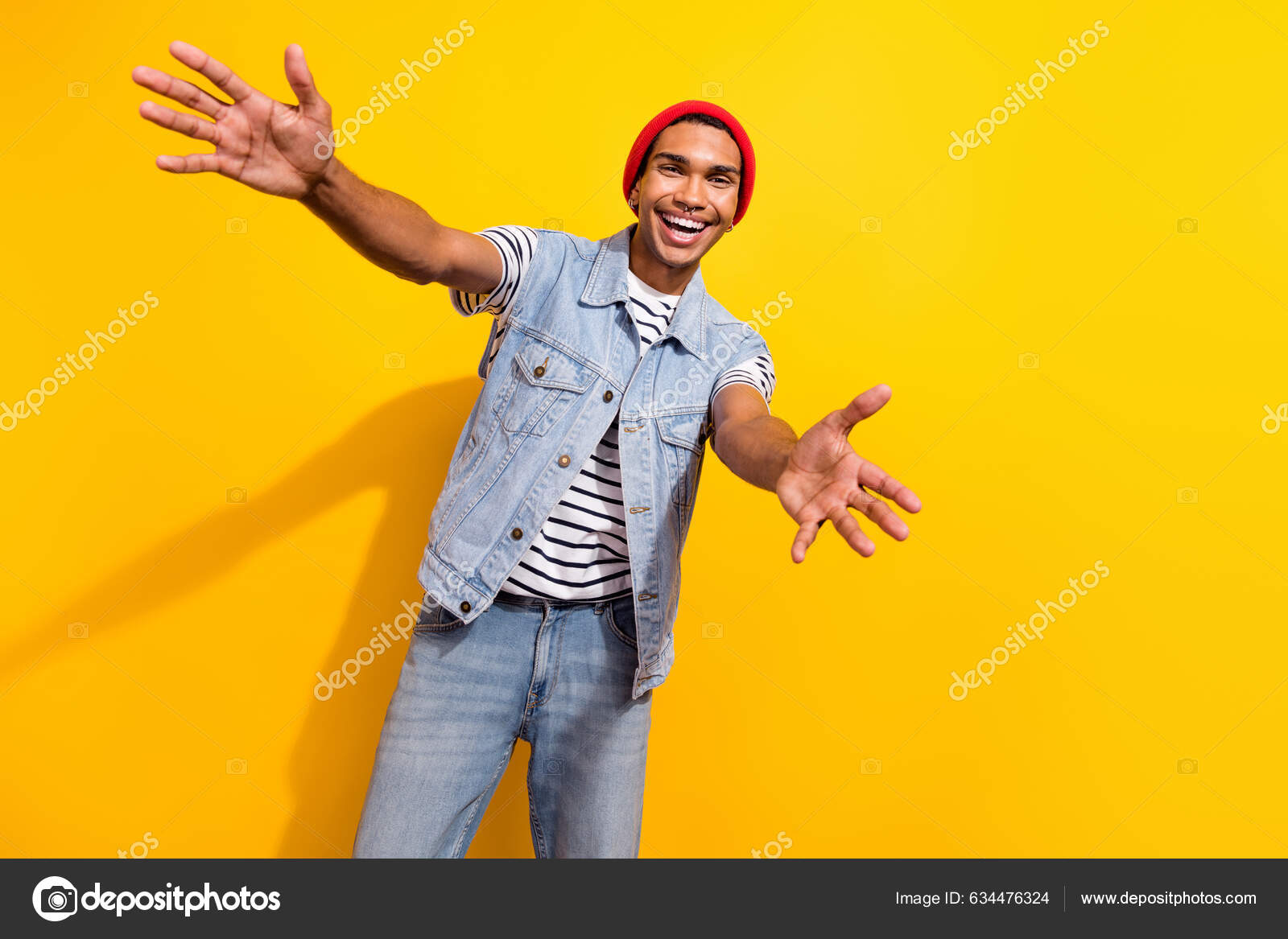 Фото Дружелюбного Веселого Человека Зубастая Улыбка Поднять.