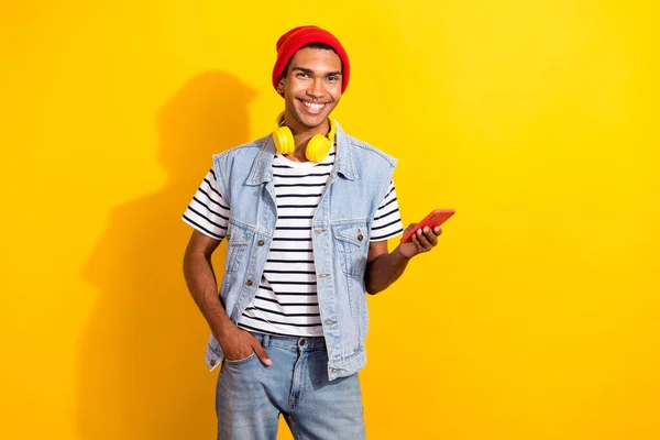 Photo Positive Man Blogger User Wear Trendy Outfit Hold Modern — Stock Photo, Image