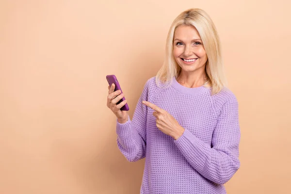 Portrait Positive Glad Woman Straight Hairstyle Violet Sweater Directing Phone — Stock Photo, Image