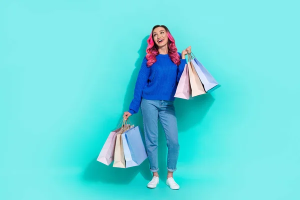 若いお店の女の子のフルボディサイズの写真贅沢な染めヘアスタイルホールドバッグ見て空のスペースBershka服孤立でシアン色背景 — ストック写真