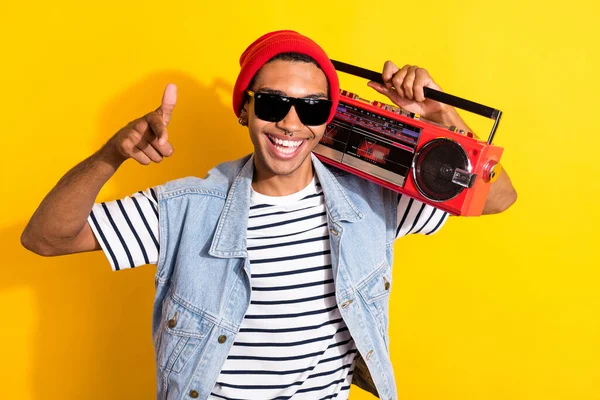 Photo Funny Cheerful Man Carry Boombox Point Finger Camera You — Stock Photo, Image