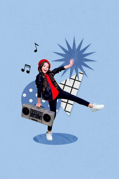 垂直コラージュ画像の励起陽気な女の子ホールドBoomboxダンスリッスン音楽絶縁上絵の背景 — ストック写真