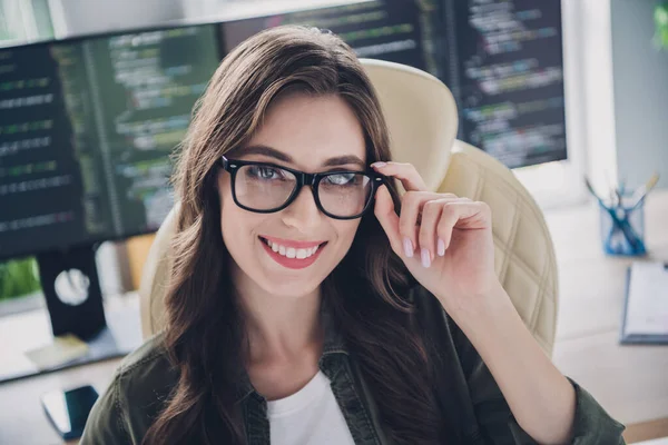 照片上的快乐微笑的女士它的专家戴眼镜写安全代码室内工作站车间 — 图库照片