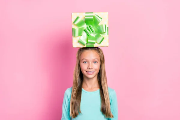 写真の若いです可愛いです女子高生おもちゃの笑顔びっくりホールド頭バランス緑のボックスギフトプレゼント正のピンク色の背景に孤立 — ストック写真