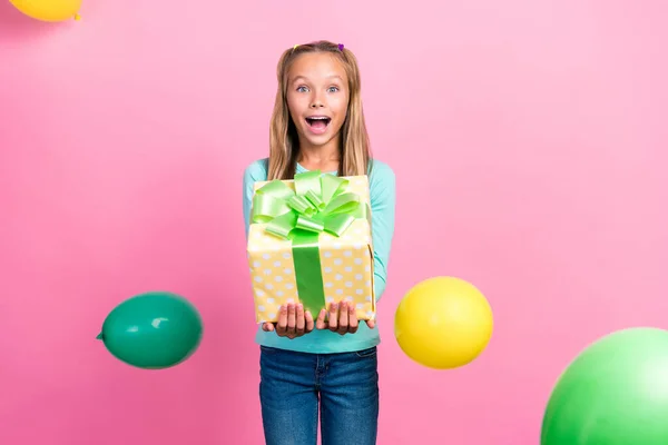 Portrait Astonished Overjoyed Schoolkid Open Mouth Hands Hold Desirable Giftbox — Stockfoto