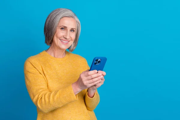 明るい人の肖像は青の色の背景に隔離された電話おもちゃの笑顔空のスペース広告を使用保持 — ストック写真