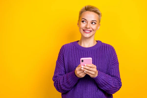 Photo Portrait Attractive Short Blonde Hair Blogger Hold Phone Chatting — Stockfoto