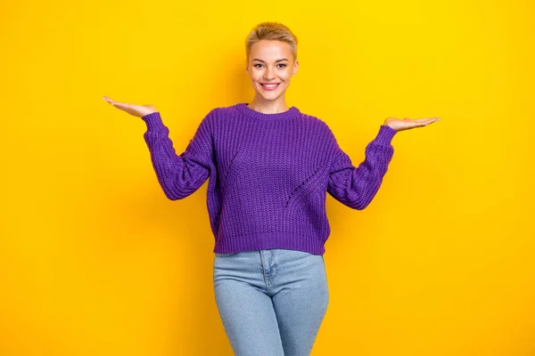 Photo Blonde Short Hairdo Smiling Lady Wear Knitted Purple Jumper — Stock Fotó