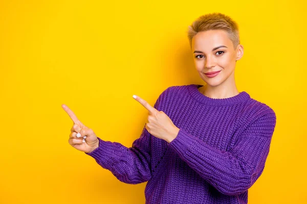 Photo Cheerful Nice Short Blonde Hair Girl Recommend Directing Fingers — Stock Photo, Image