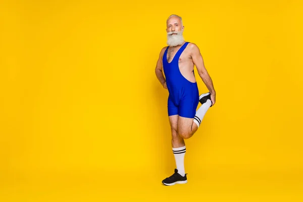 Full Length Photo Energetic Senior Man Coach Warm Leg Run — Stockfoto