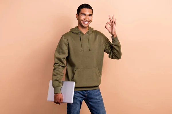 Photo Young Successful Worker Young Manager Guy Wear Khaki Hoodie — Stok fotoğraf