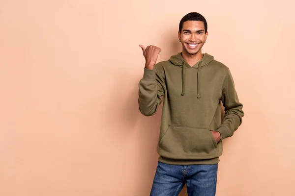 Photo Cheerful Attractive Guy Dressed Green Khaki Hoodie Showing Thumb — Stok fotoğraf