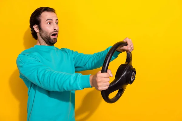 Photo Funky Impressed Man Wear Turquoise Clothes Riding Auto Looking — Fotografia de Stock