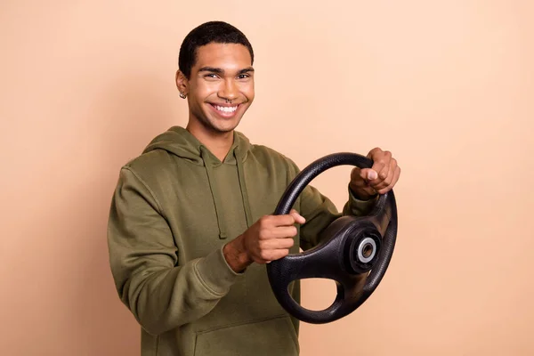 Photo Glad Positive Man New Car Owner Moving Maintenance Service — Stock fotografie