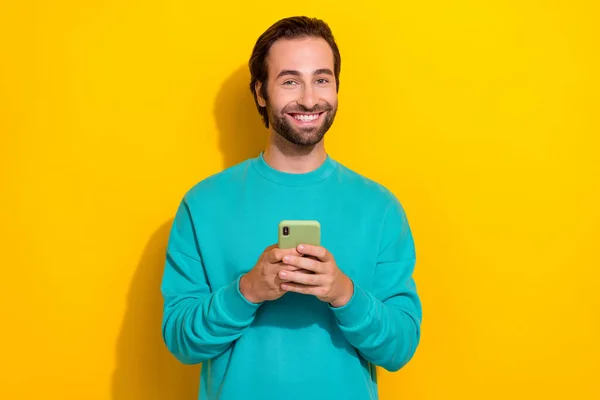 Photo Positive Smiling Brunet Hair Guy Wear Blue Sweatshirt Hold — Fotografia de Stock