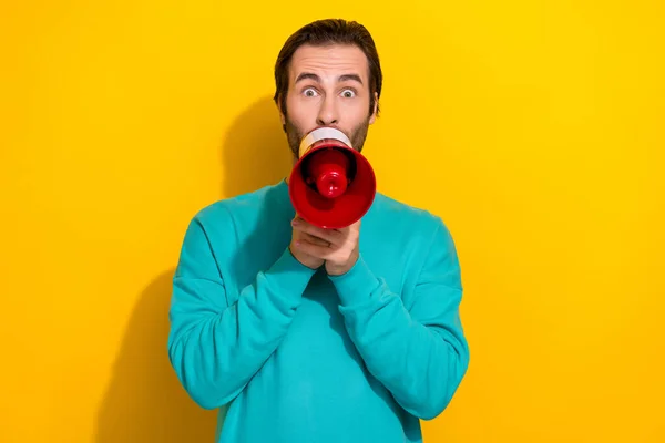 Photo Impressed Shocked Guy Dressed Teal Outfit Making Announcement Bullhorn — Fotografia de Stock