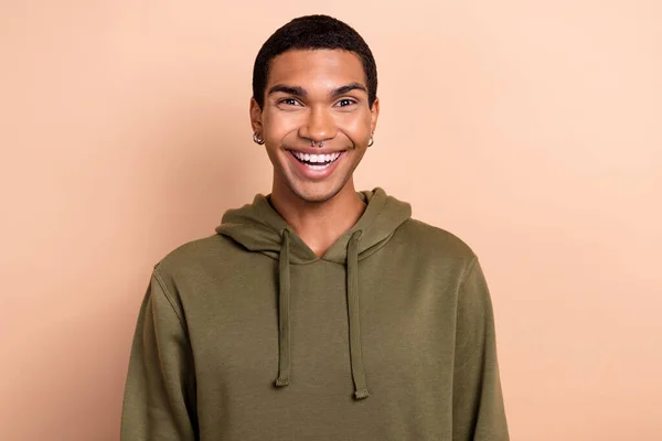 Photo Excited Impressed Guy Dressed Green Khaki Hoodie Smiling Isolated — Stockfoto