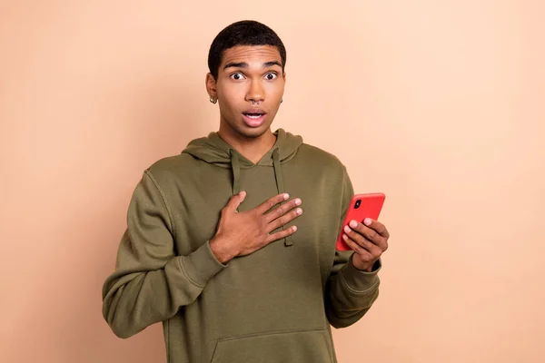 Photo Young Unexpected Guy Student Hold His Phone Reading Breaking — Foto Stock