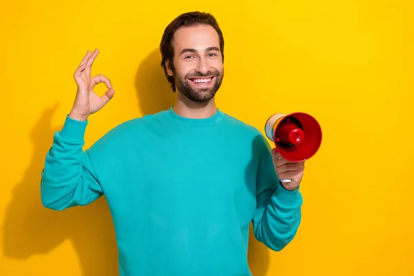 Photo Cheerful Positive Guy Dressed Teal Outfit Holding Bullhorn Showing — Stok fotoğraf