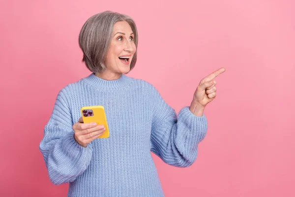 Photo Interested Laughing Shocked Excited Pensioner Lady Hold Phone Point — Photo