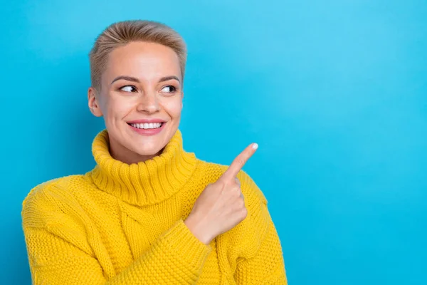 Photo Positive Gorgeous Lady Wear Cozy Yellow Outfit Arm Direct — Stockfoto