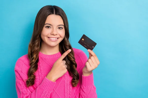 时尚迷人的女士穿着粉色毛衣指着指尖的银行卡空空如也的蓝色背景照片 — 图库照片