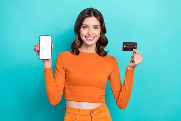 Photo Gorgeous Pretty Positive Lady Demonstrate Bank Card Modern Gadget — Stok fotoğraf