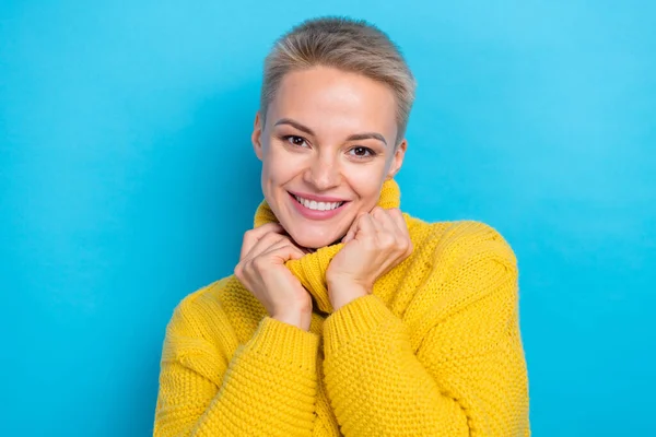Photo Sweet Adorable Lady Wear Knit Sweater Comparing Arms Collar — Stock Photo, Image
