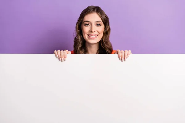 Photo Young Promoter Lady Smiling Hold Huge Paper White Wall — Stock Photo, Image