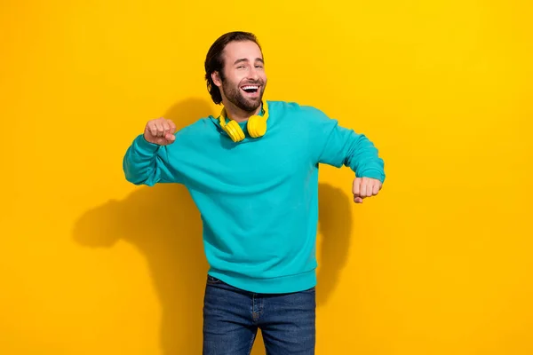 Photo Cheerful Positive Guy Dressed Teal Outfit Earphones Having Fun — Stockfoto