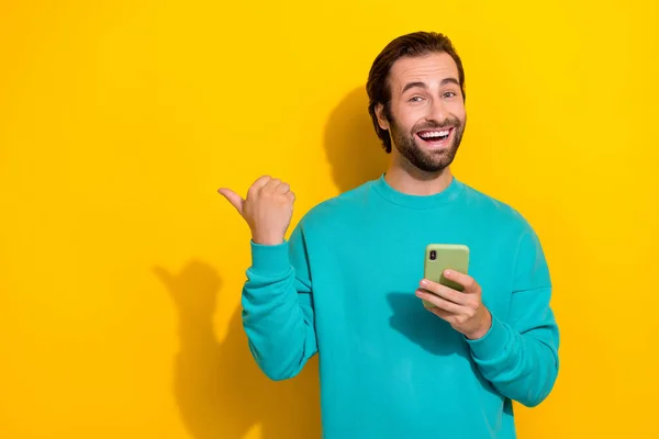 Photo Young Funny Excited Guy Hold New Phone Direct Finger — Fotografia de Stock