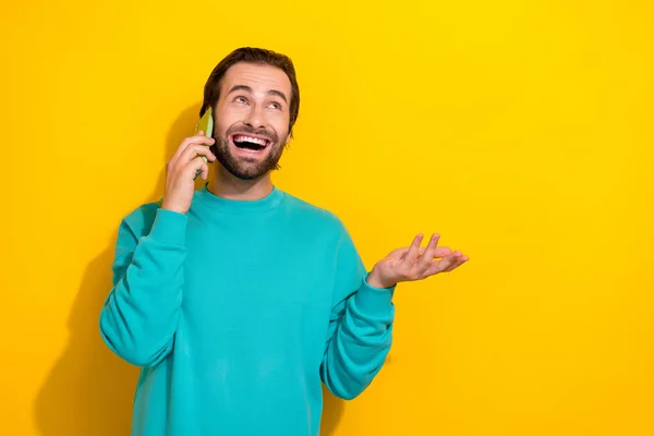 Photo Dreamy Funny Man Wear Turquoise Clothes Talking Modern Device — Fotografia de Stock