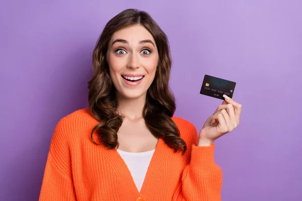 Photo Crazy Woman Brunette Hair Hold Credit Plastic Card Overjoyed — Stock Photo, Image
