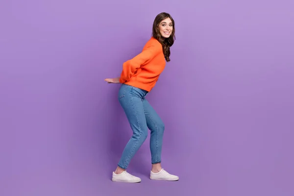 面白いです長さの写真かなり女性の服オレンジカーディガン運ぶ腕バック空のスペース隔離された紫色の背景 — ストック写真