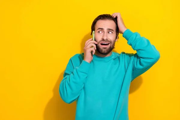 Photo Scared Impressed Man Wear Turquoise Clothes Answering Modern Device — Stok fotoğraf