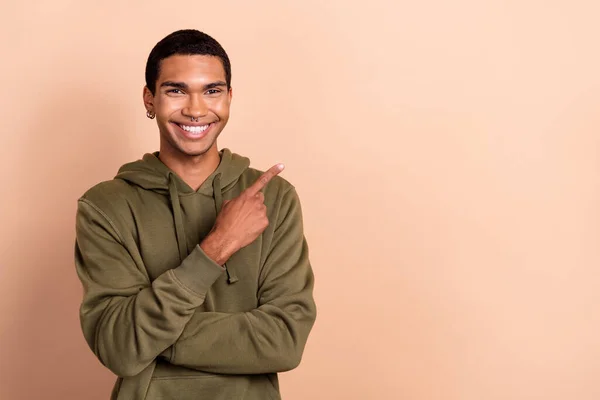 Photo Confident Cheerful Man Wear Green Khaki Sweatshirt Pointing Finger — Stock fotografie