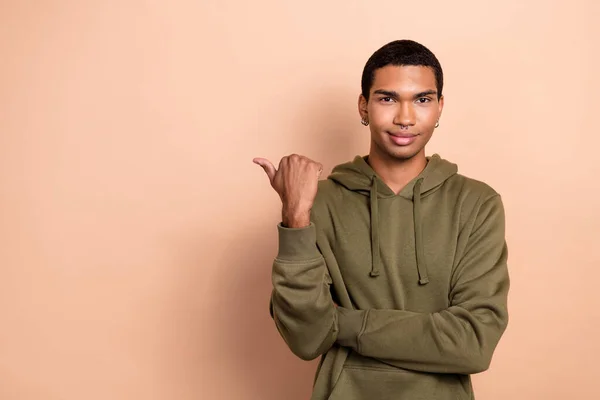 Photo Pretty Confident Man Wear Green Khaki Sweatshirt Pointing Thumb — Foto de Stock