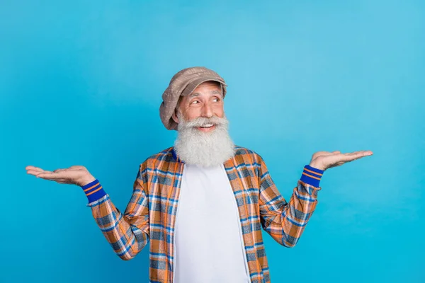Photo Dreamy Thoughtful Man Pensioner Dressed Checkered Costume Comparing Arms —  Fotos de Stock