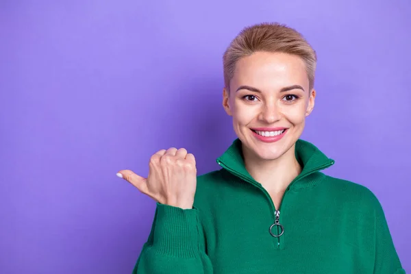 Photo Confident Cheerful Lady Wear Green Sweater Pointing Thumb Empty — Stock Fotó