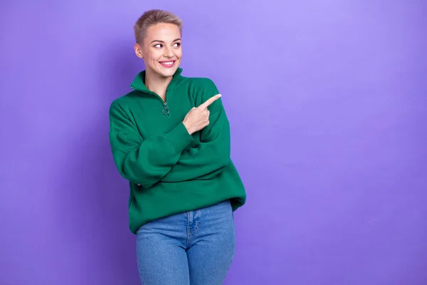Photo Cheerful Blonde Short Hairstyle Lady Wear Zipper Green Jumper — Stock Photo, Image