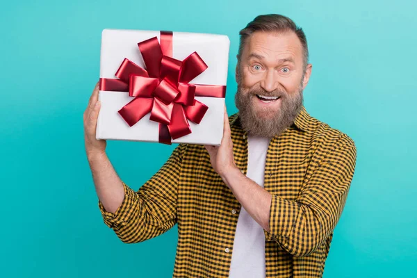 Photo Portrait Man Middle Age Hold New Gift Box Surprise — Stockfoto