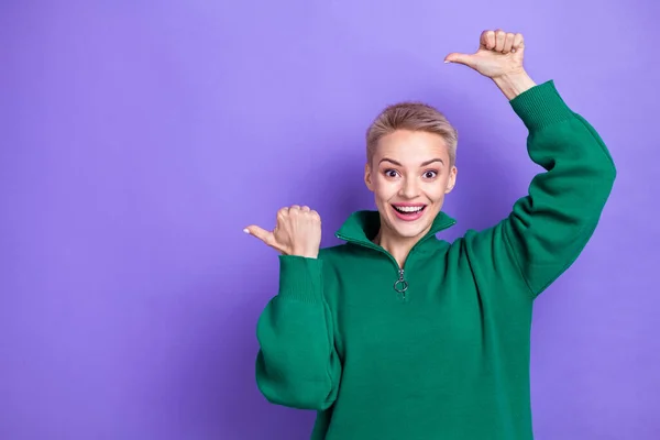 Photo Adorable Excited Lady Wear Green Sweater Pointing Thumbs Empty — Foto Stock