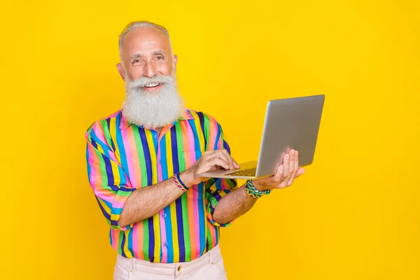 Portrait Optimistic Good Mood Old Man Long Beard Wear Colorful — Photo