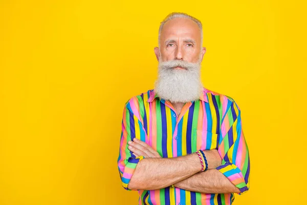 Photo Handsome Serious Retired Man White Beard Dressed Striped Shirt — Stock Photo, Image